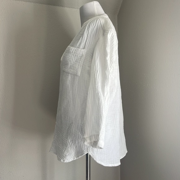 GAP Crinkle White 3/4 Sleeves V-Neck Blouse - Picture 3 of 4